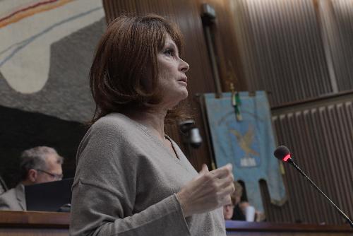 L'assessore Fvg a Famiglia, Lavoro, Isruzione, Formazione, Università e Ricerca, Alessia Rosolen, durante l'intervento in Aula